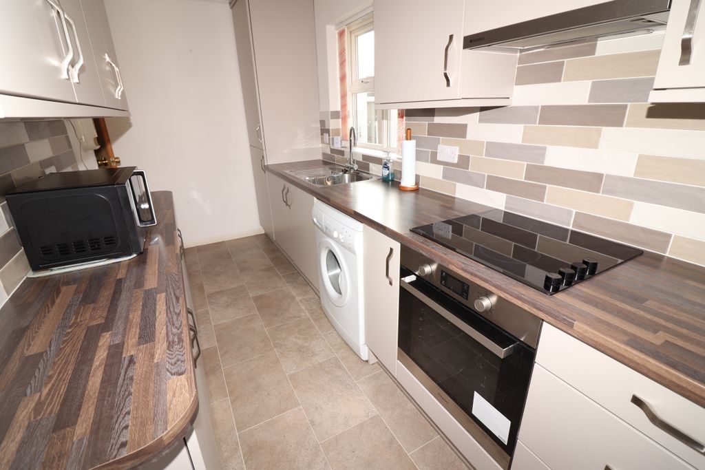 Property photo 1 of 8 Kitchen