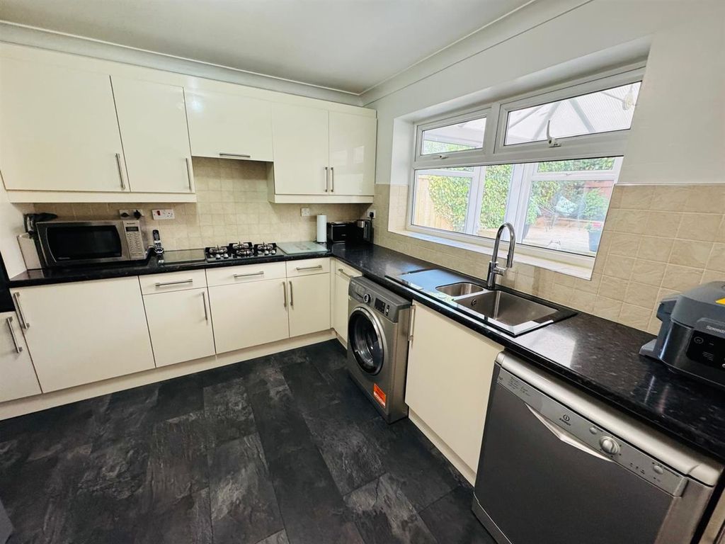 Property photo 3 of 18 Kitchen