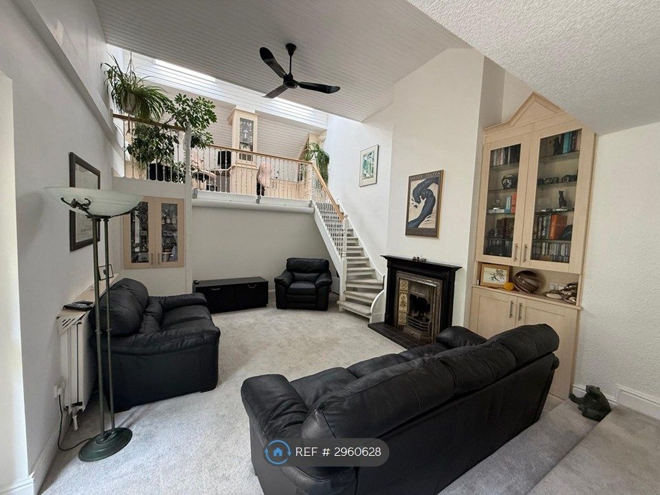 Property photo 2 of 28