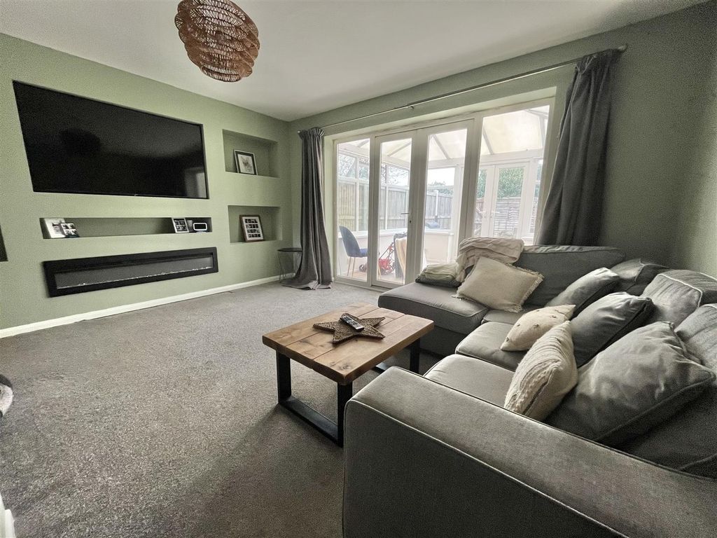 Property photo 2 of 15 Lounge