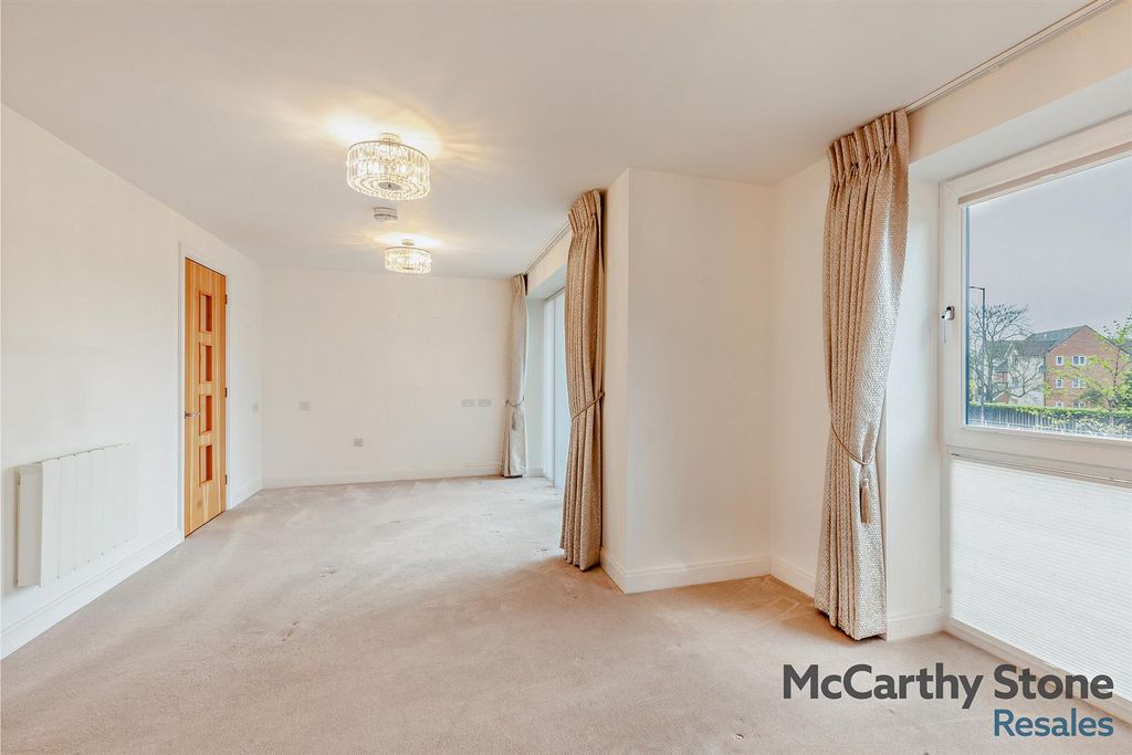 Property photo 3 of 14 8644720-Interior01-800.Jpg