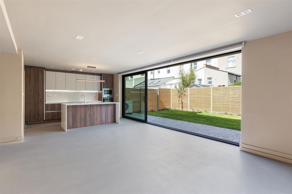 Property photo 2 of 20 Fulready Road, E10