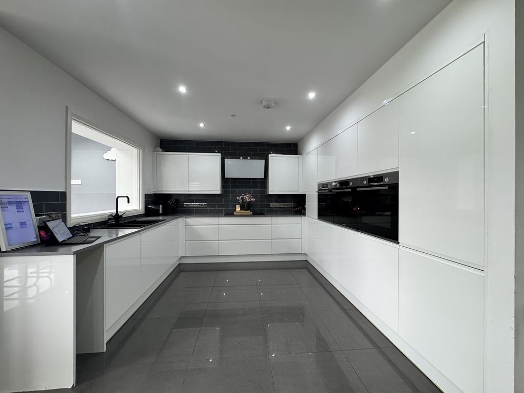Property photo 2 of 33 Kitchen Area