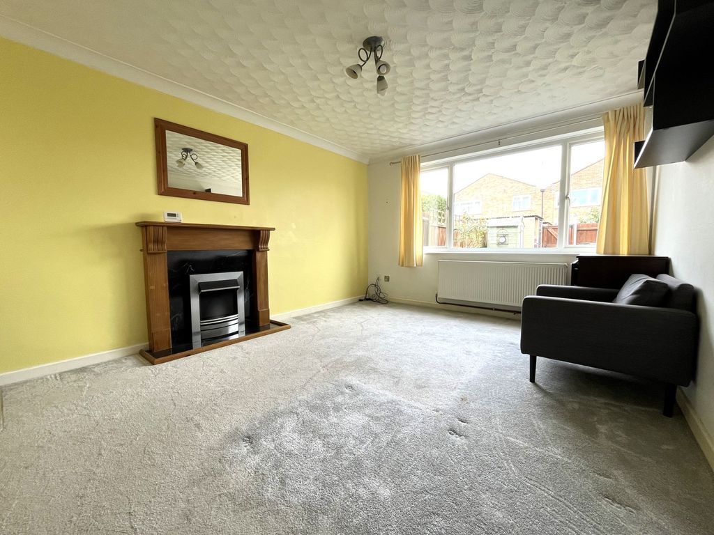 Property photo 3 of 8 Lounge