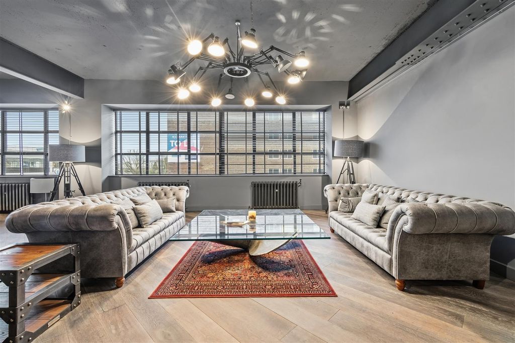 Property photo 3 of 33 9 Concord House Marshall St B1 1Lr.Jpg