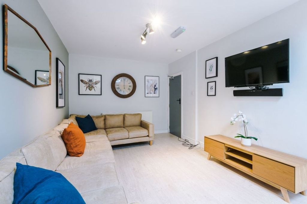 Property photo 1 of 16 41Tr - Living Area