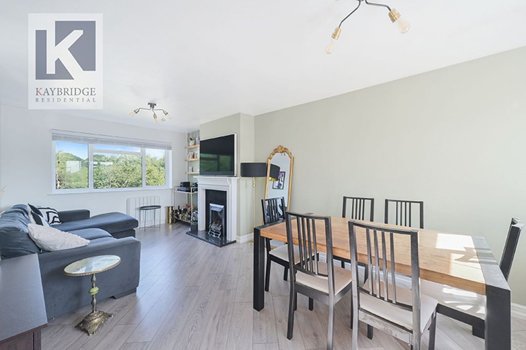 Property photo 2 of 11 Stanton Close, Epsom - Kt19 9Np