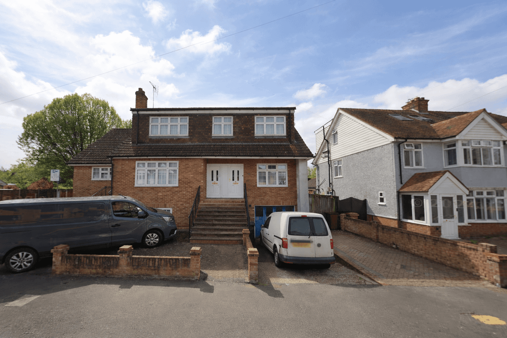 Property photo 1 of 5 Oaklands Crescent, Chelmsford, Essex, CM2 9Fg