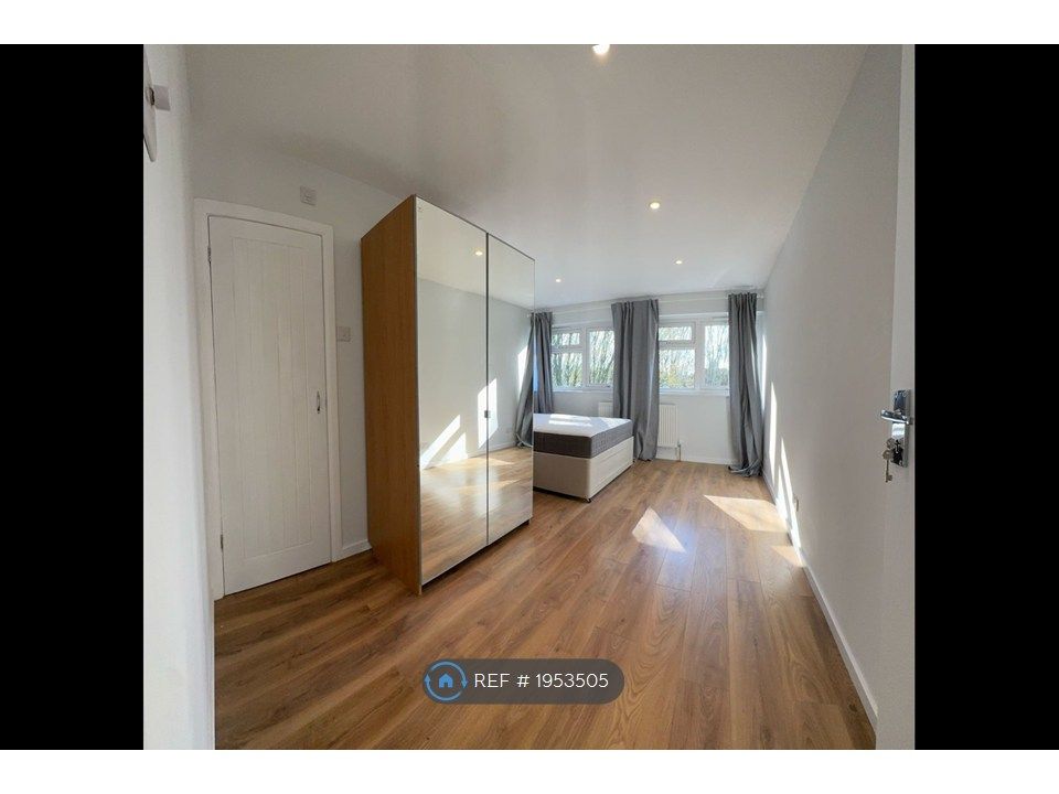 Property photo 3 of 5 En-Suite Room