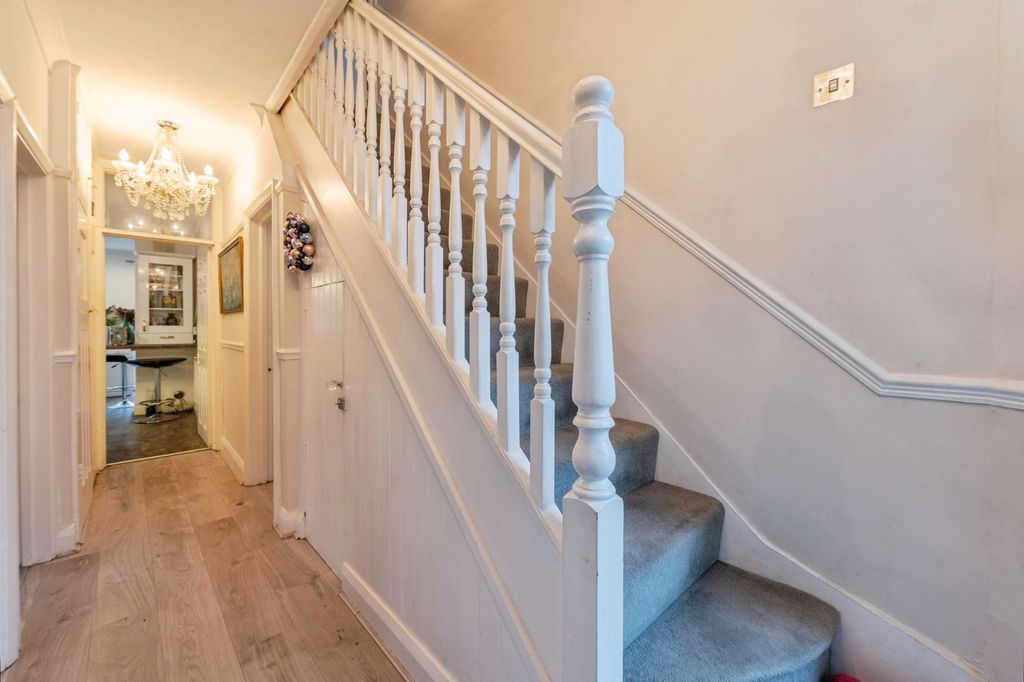 Property photo 3 of 20 Entrance Hall