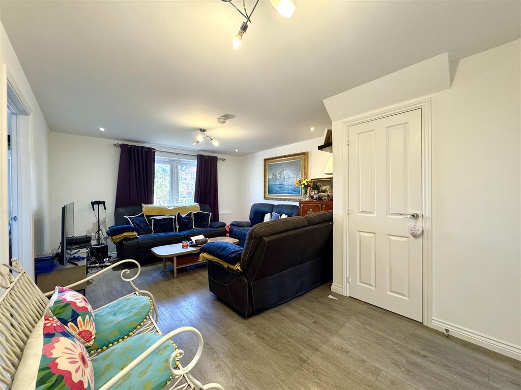 Property photo 3 of 11 Lounge