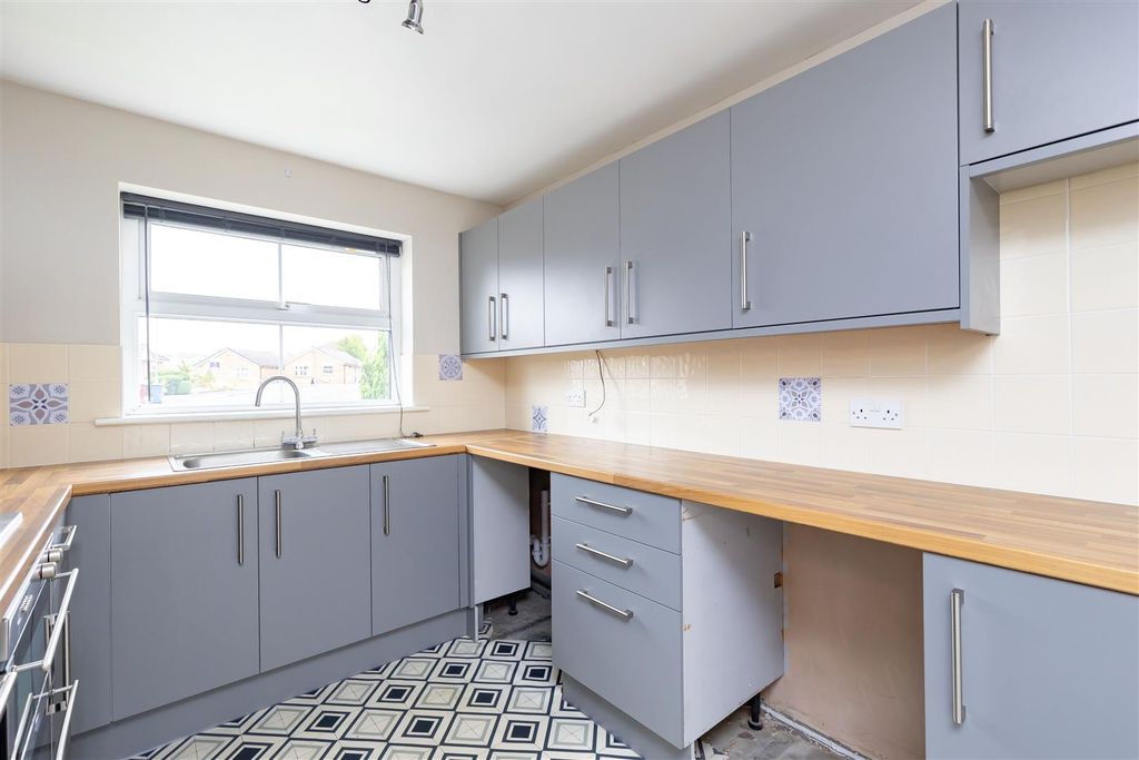 Property photo 3 of 21 Kitchen