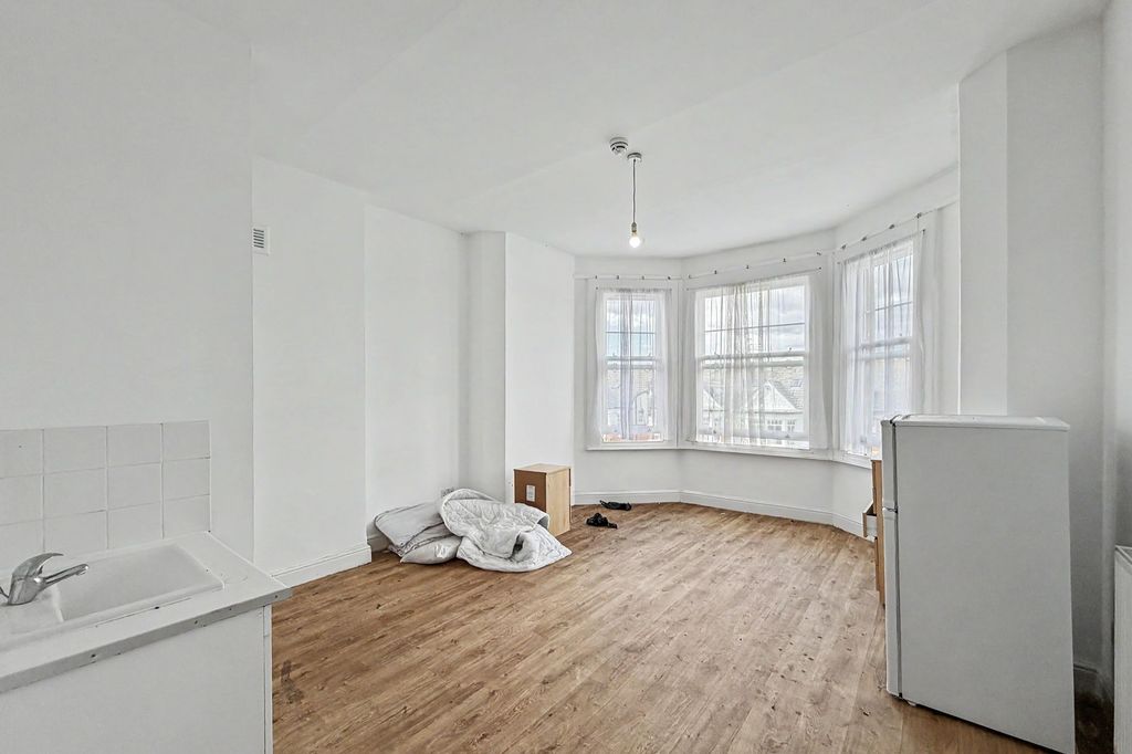 Property photo 3 of 25 64 Dukes Avenue, Muswell Hill, London N10 2Pu
