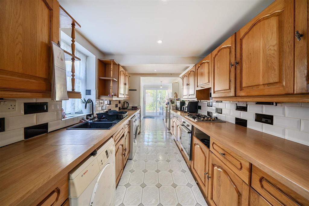 Property photo 3 of 19 Kitchen