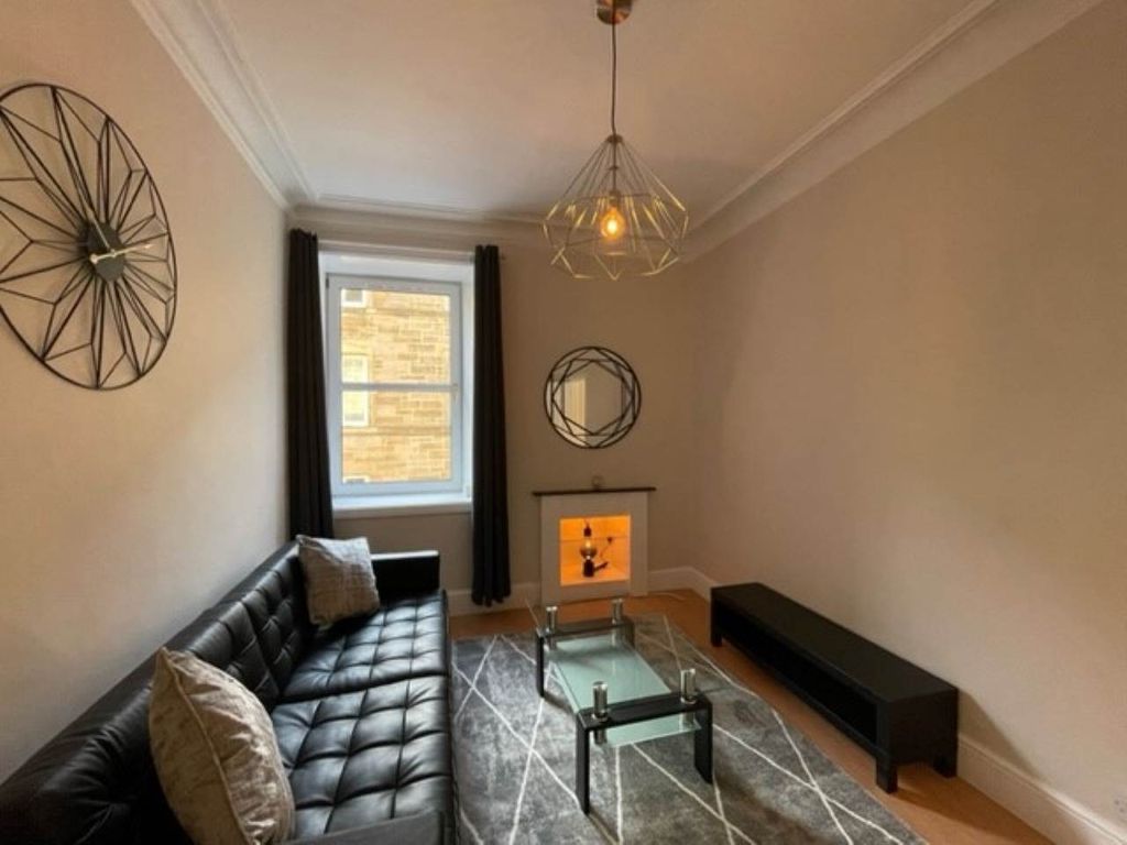 Property photo 3 of 11 Lounge 2