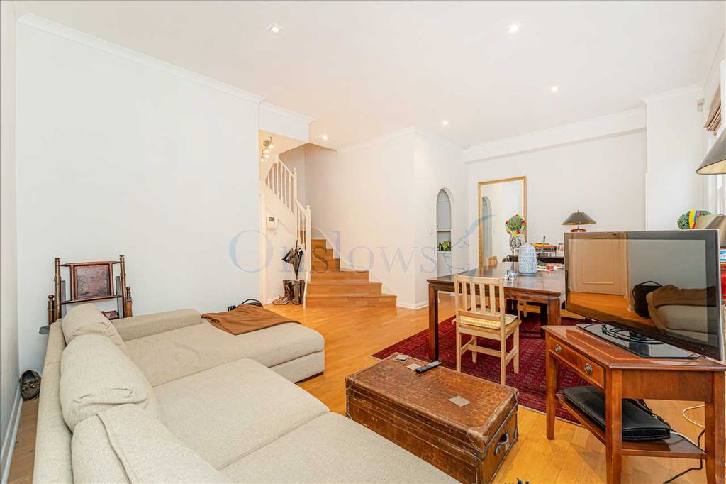 Property photo 3 of 12 Lounge