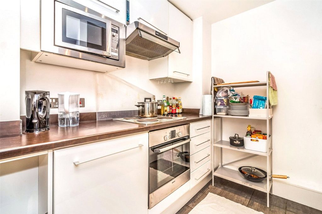 Property photo 3 of 9 Fitted Kitchen