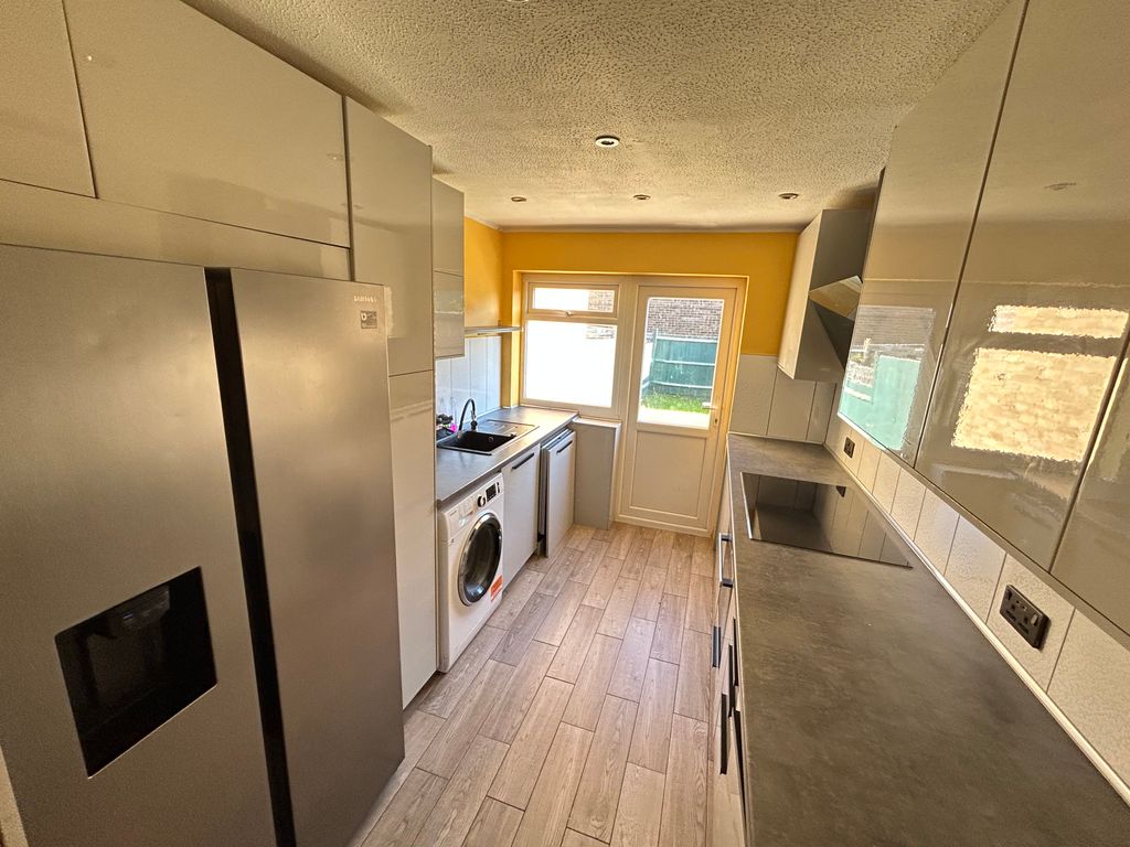 Property photo 3 of 10 Kitchen