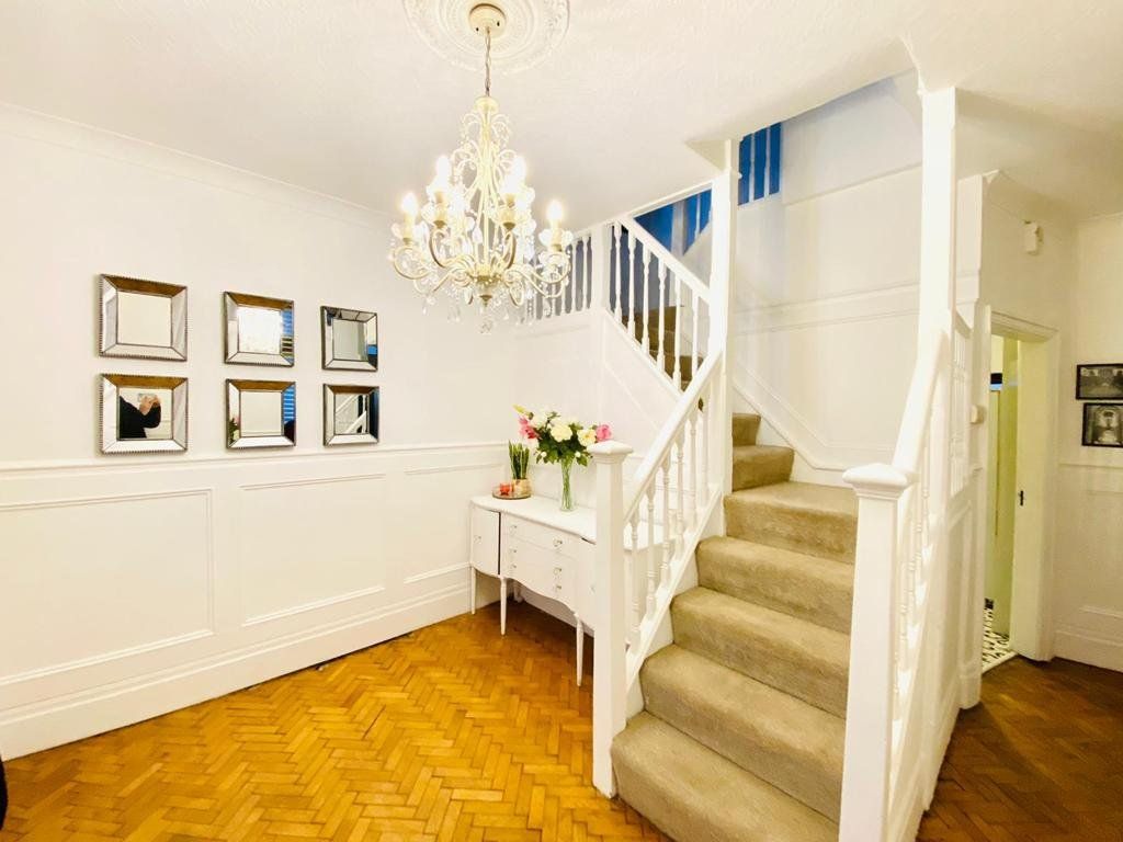 Property photo 2 of 20 Entrance Hall