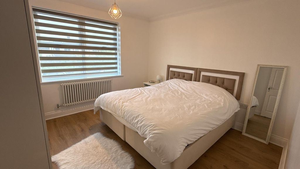 Property photo 1 of 11 Bright &amp; Spacious 1 Bedroom Flat In Enfield