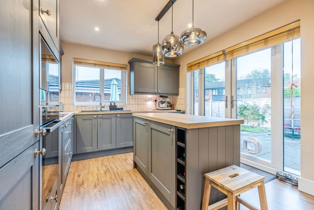 Property photo 3 of 19 Kitchen