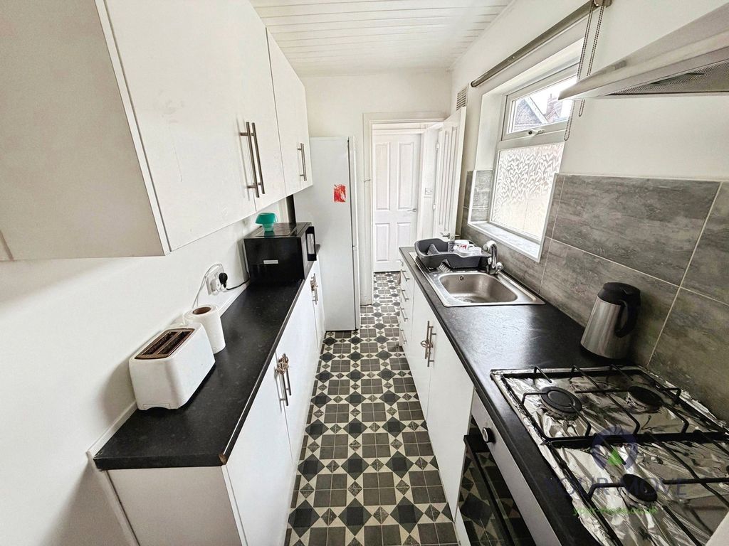 Property photo 2 of 8 Kitchen