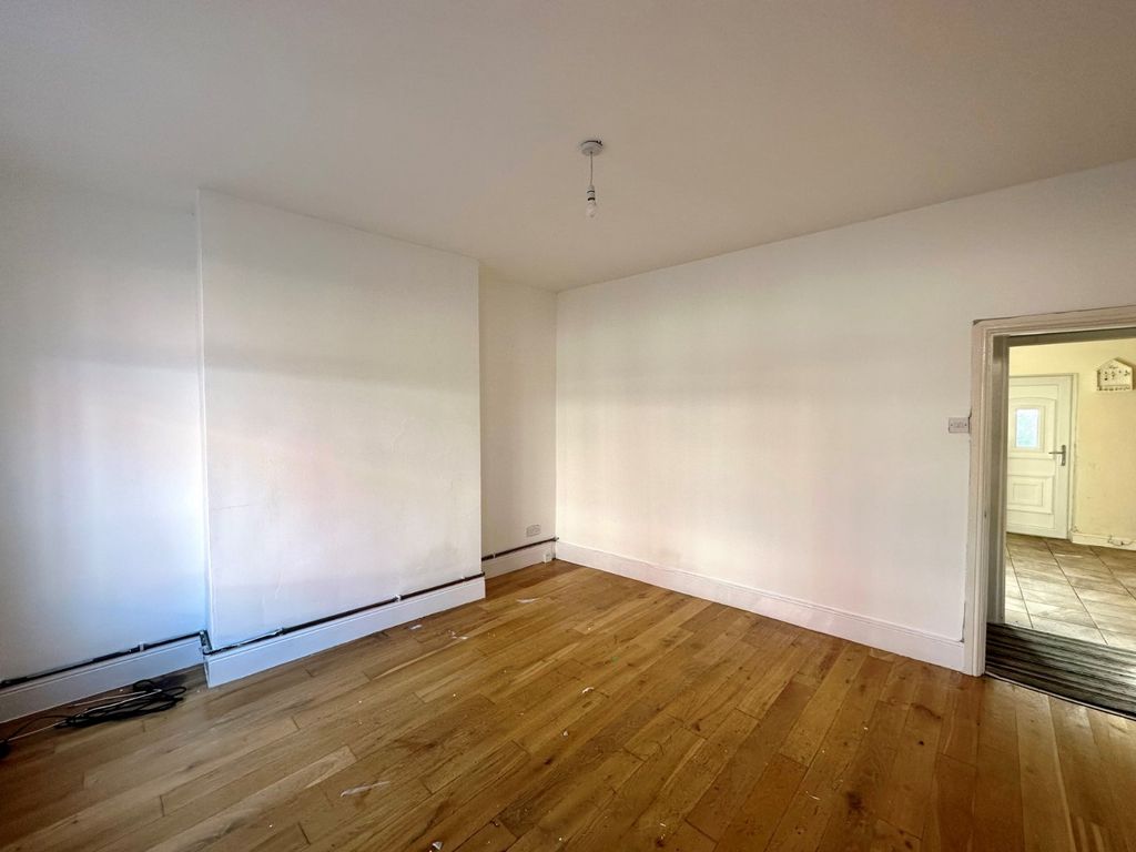 Property photo 2 of 9 Picture No. 21