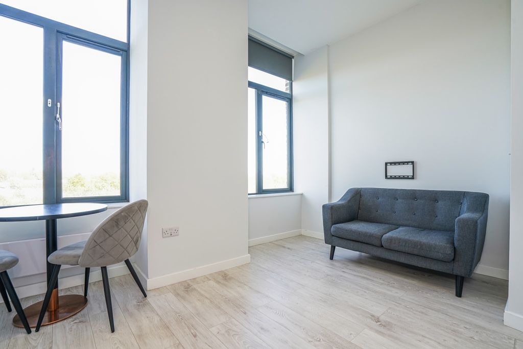 Property photo 1 of 20 Living Room