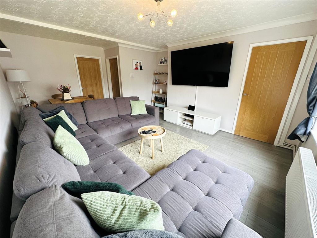 Property photo 2 of 15 Lounge