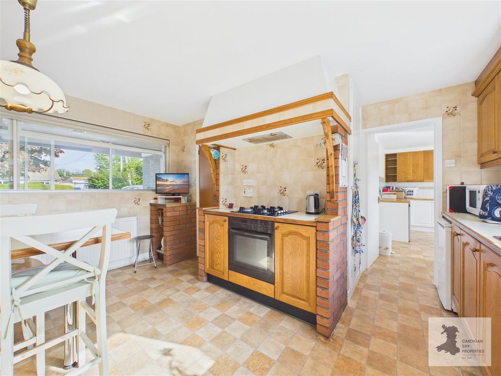 Property photo 3 of 40 Kitchen