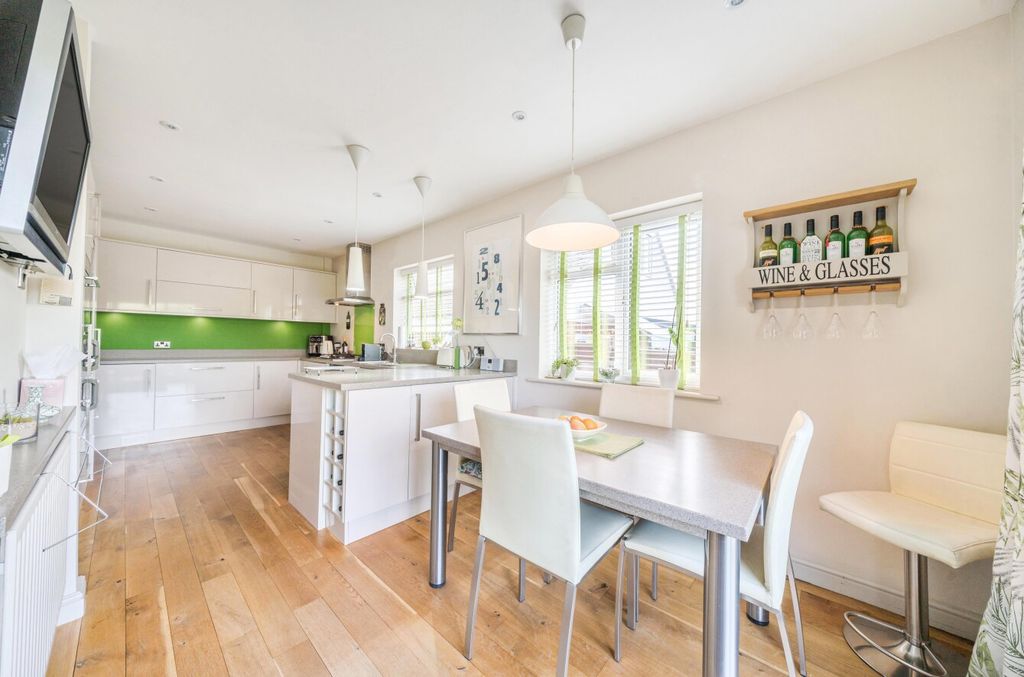 Property photo 2 of 28 1298544-12-683043...