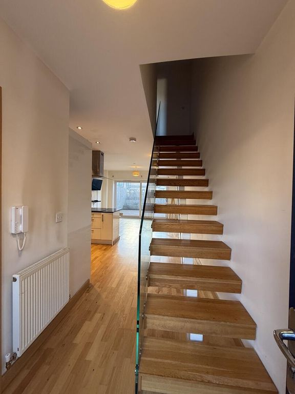 Property photo 2 of 11 Hallway