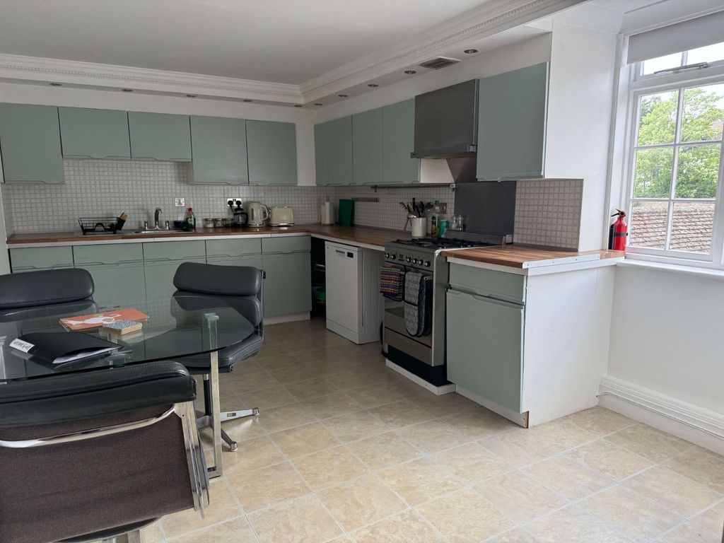 Property photo 3 of 15 Kitchen/Breakfast