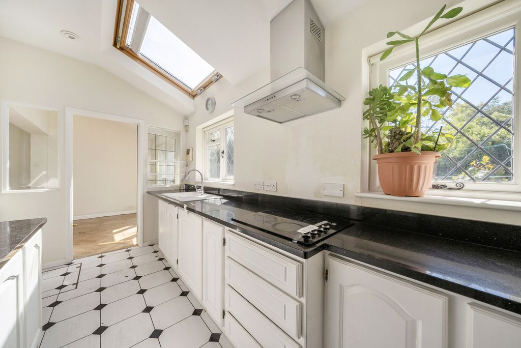 Property photo 3 of 19 Kitchen