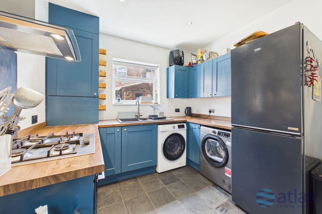 Property photo 3 of 17 Kitchen