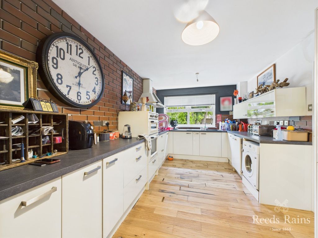 Property photo 3 of 27 Kitchen