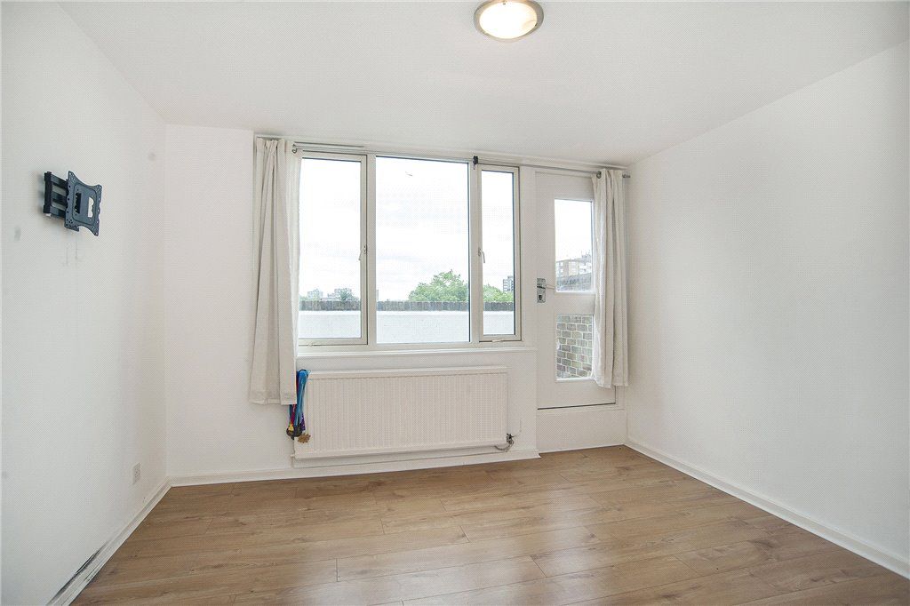 Property photo 3 of 7 Living Room