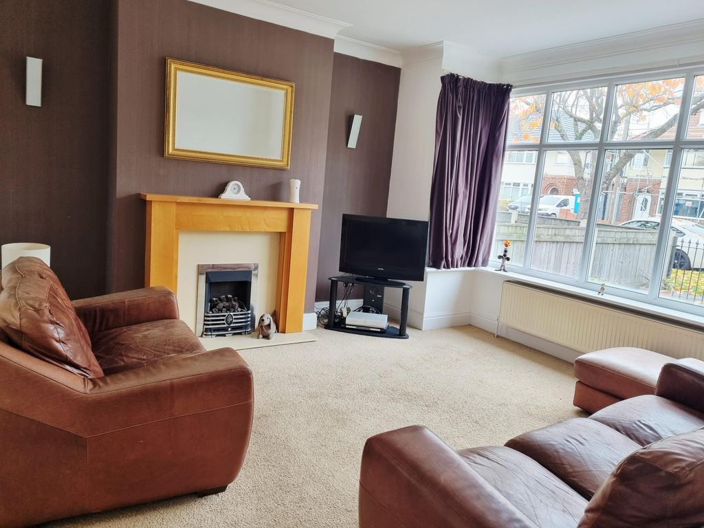 Property photo 2 of 16 Lounge