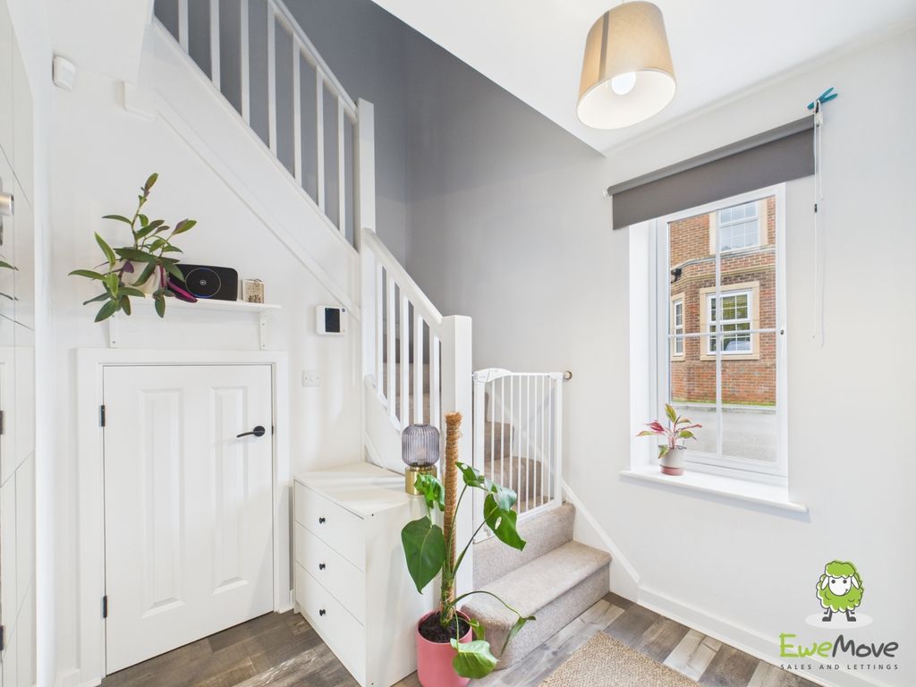 Property photo 2 of 17 Ewemove Estate Agents Basingstoke - Dovecote Way -