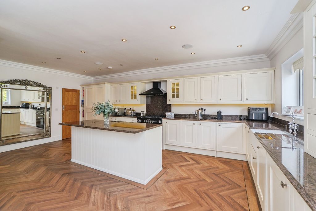 Property photo 2 of 18 Kitchen