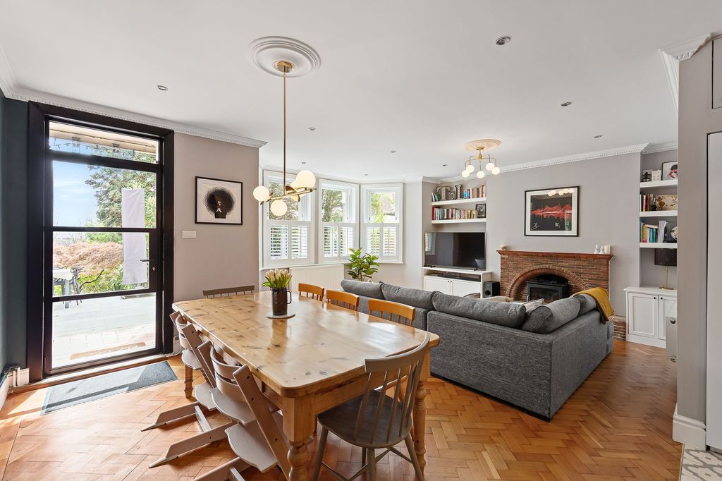 Property photo 2 of 27