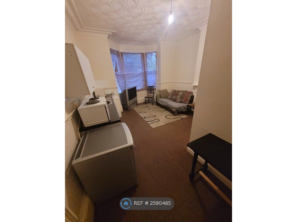 Property photo 3 of 6 Flat Entrance