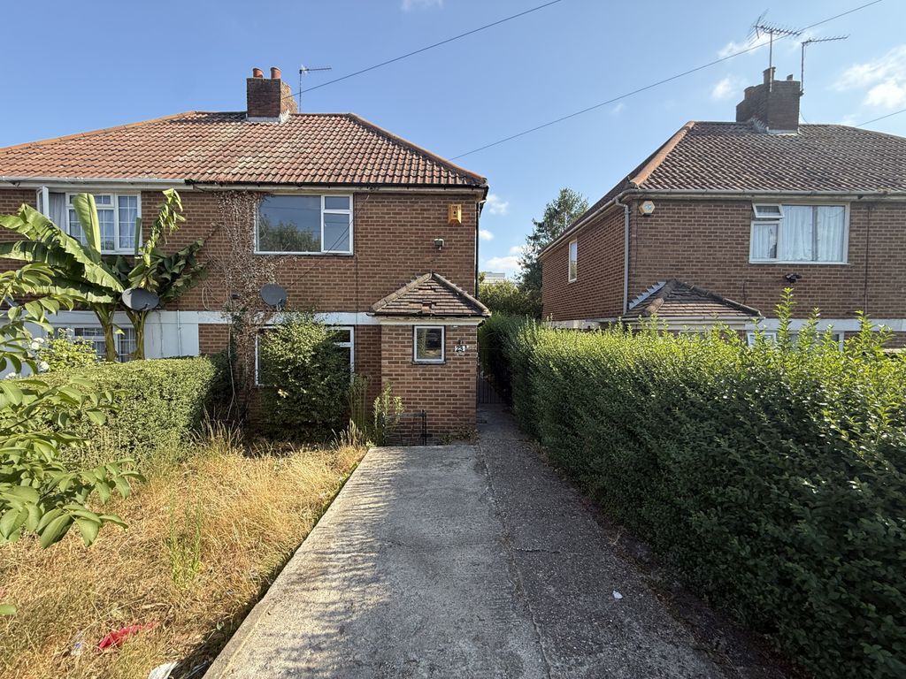 Property photo 1 of 4 3 Bed Semi-Detached House To Rent Birchway, Hayes Ub3