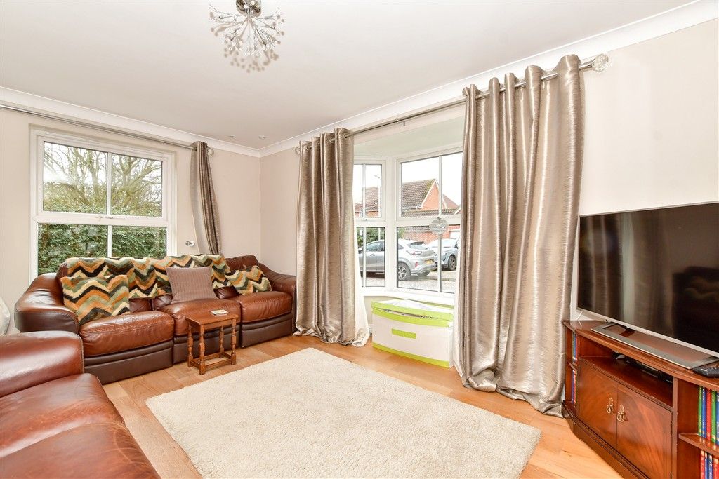 Property photo 3 of 13 Lounge