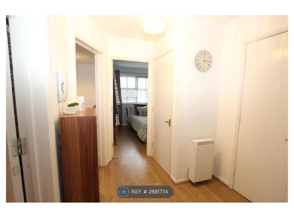 Property photo 2 of 7 Hallway