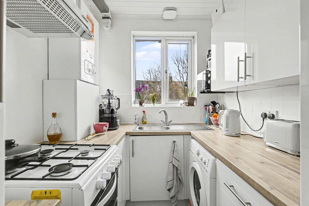 Property photo 3 of 18 Kitchen