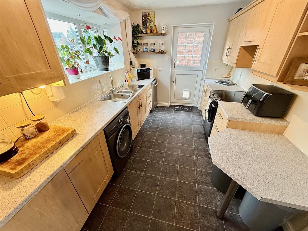 Property photo 3 of 17 Kitchen