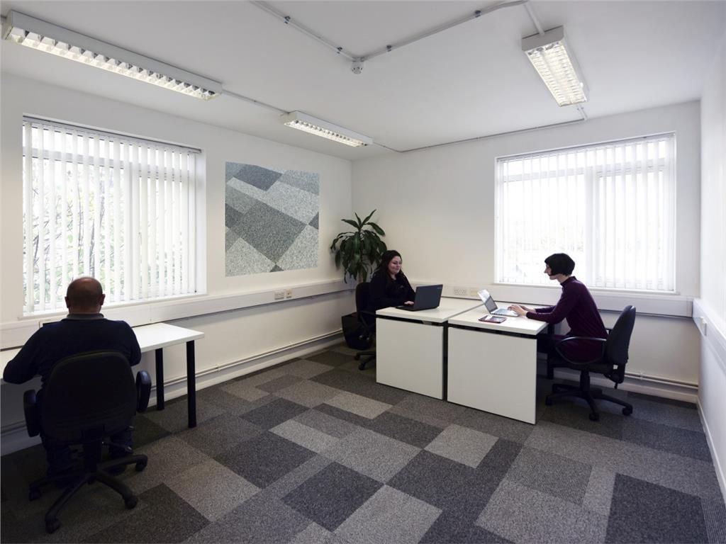 Property photo 3 of 11 Corner Office For 4 People|