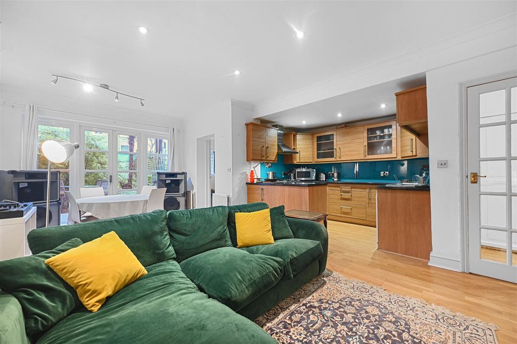 Property photo 2 of 9 Fb - Hammersmith Grove - Receptiona1 (1).Jpg