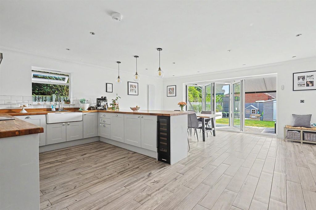 Property photo 2 of 33
